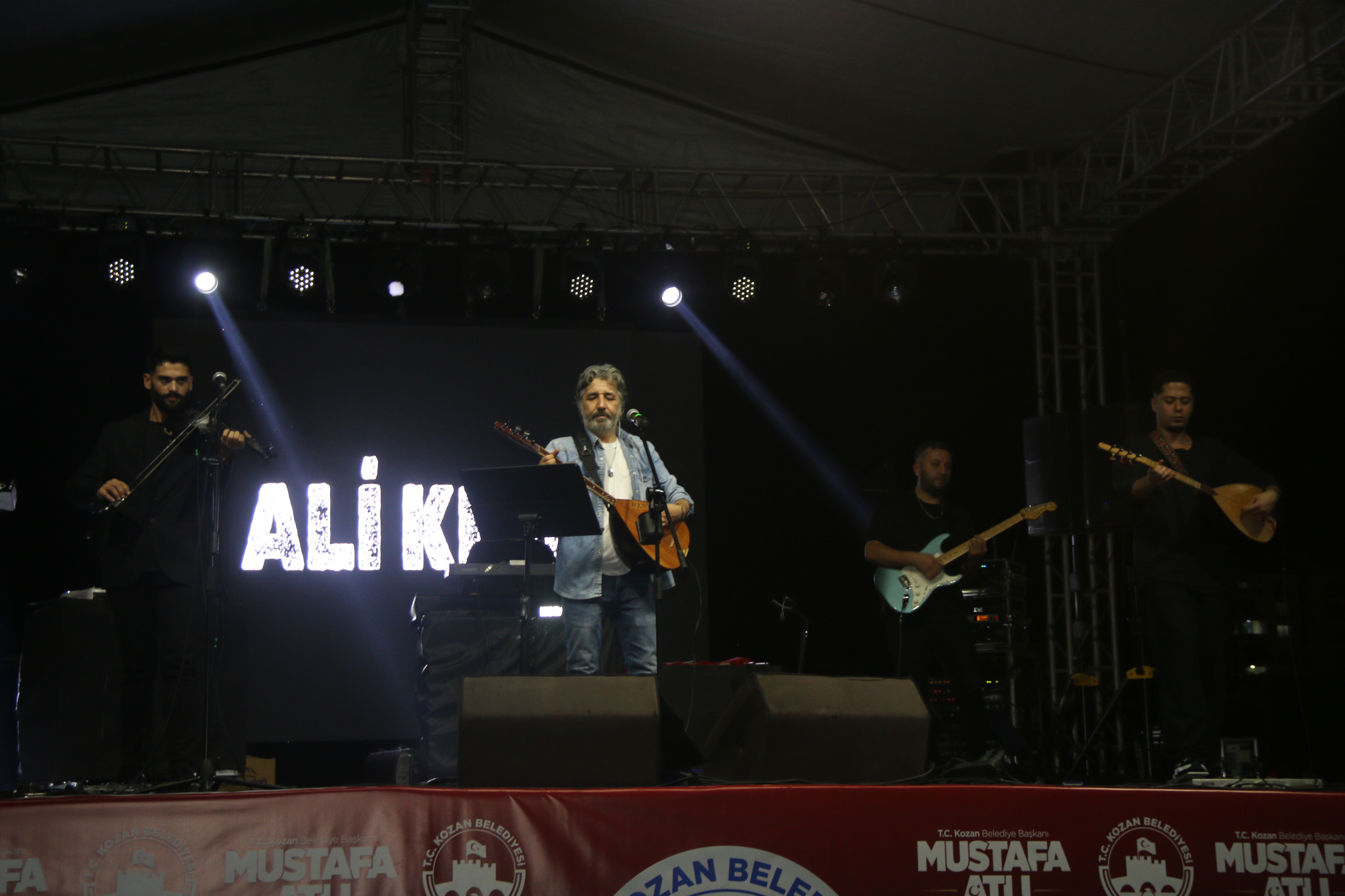 ALİ KINIK BİNLERE KONSER VERDİ